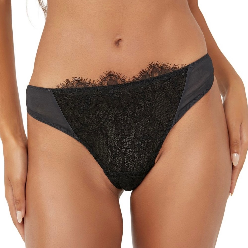 NWT| FREE PEOPLE: Women’s Allure Lace Thong In Black SZ_XS

18